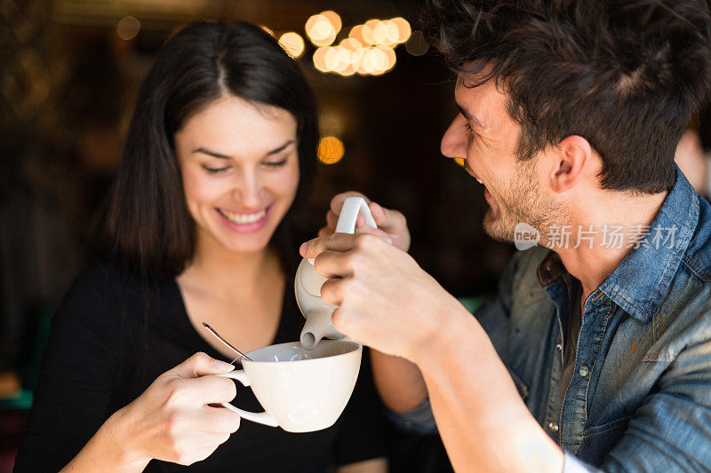 一对夫妇在咖啡馆喝茶