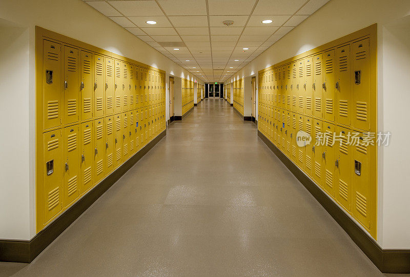 带储物柜的高中走廊