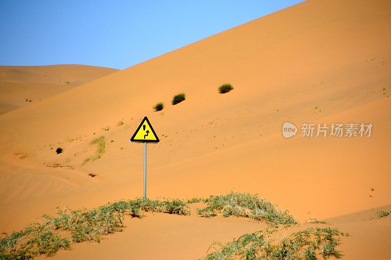 中国内蒙古沙漠中的路标