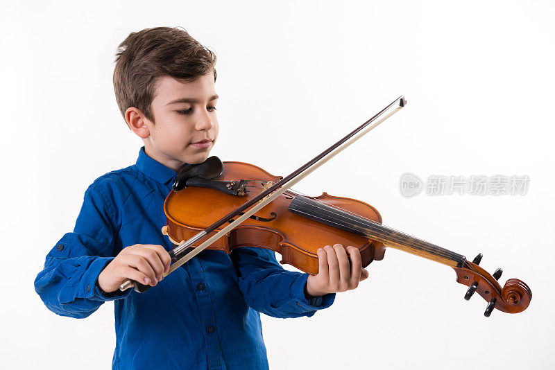 拉小提琴的小帅哥
