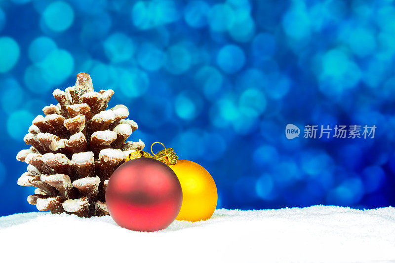 装饰着雪花和装饰品的圣诞树