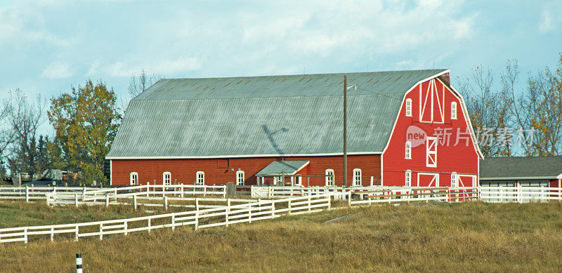 红谷仓和白栅栏