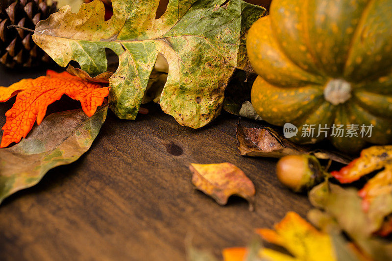 秋天的背景与干叶边界木桌。