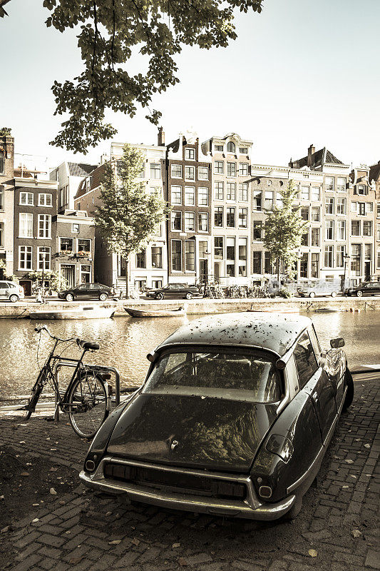 阿姆斯特丹运河旁的经典法国豪华轿车