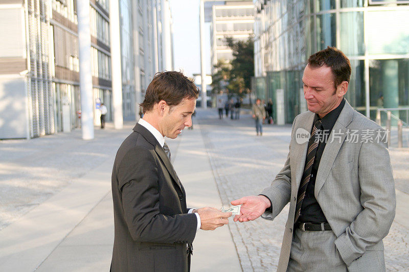 两个商人站在街上讨论生意