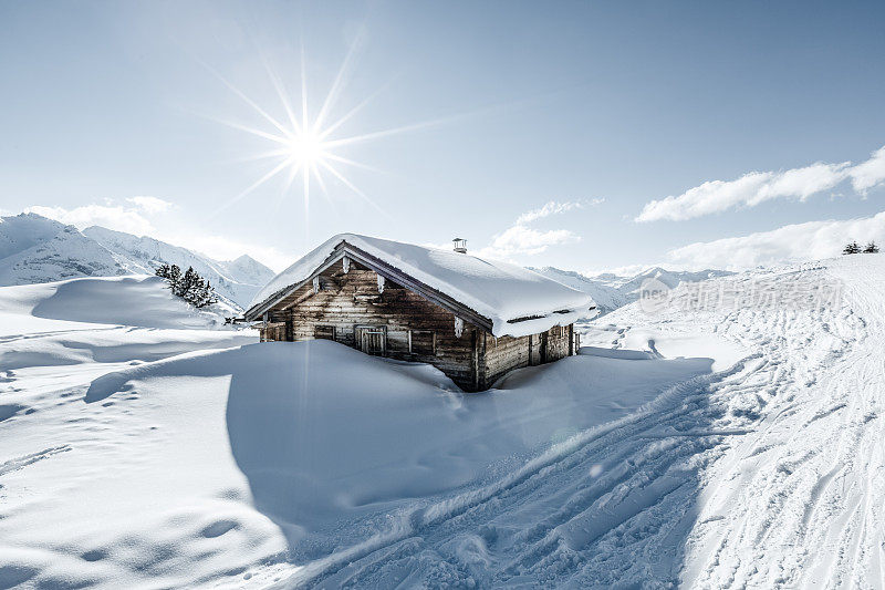 冬天白雪皑皑的小屋