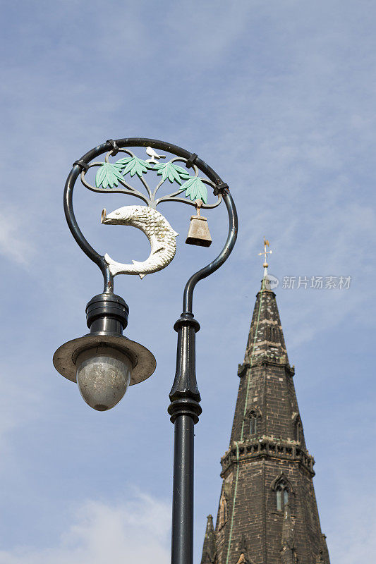 格拉斯哥纹章灯柱大教堂尖塔旁。