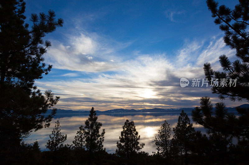 日落的太浩湖，加利福尼亚州，美国