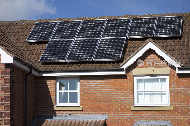 带太阳能板的郊区住宅。