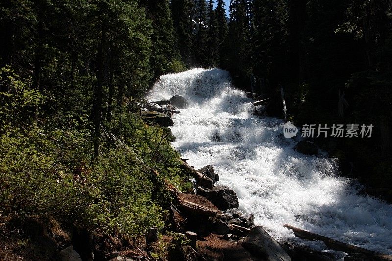 湍急的瀑布般的山涧水流