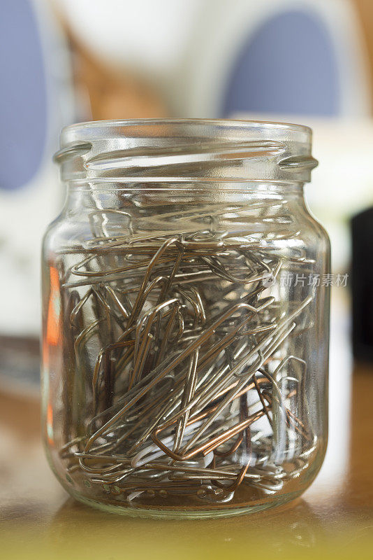 回形针装在玻璃罐中