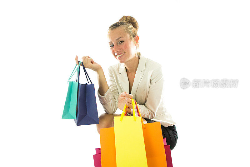 年轻的女商人拿着五颜六色的购物袋