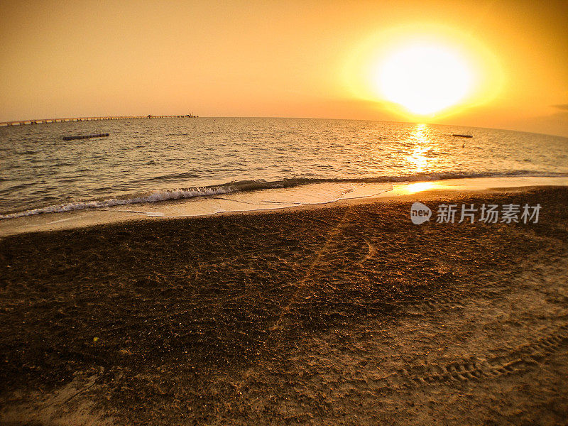 夏天有海浪的沙滩