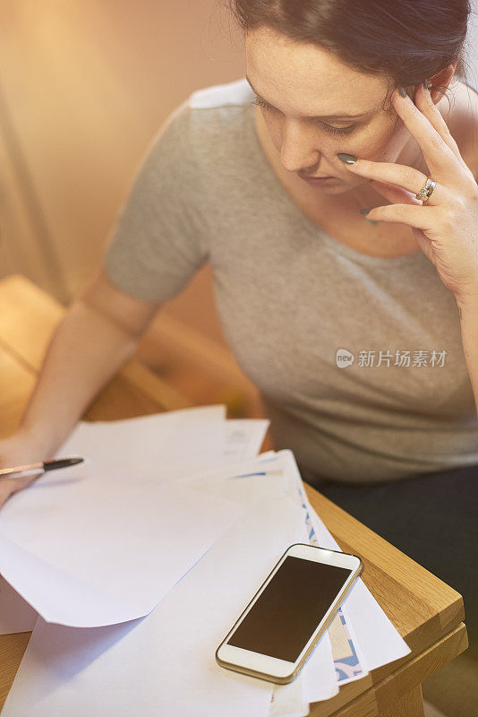 年轻女子在计算她的财务