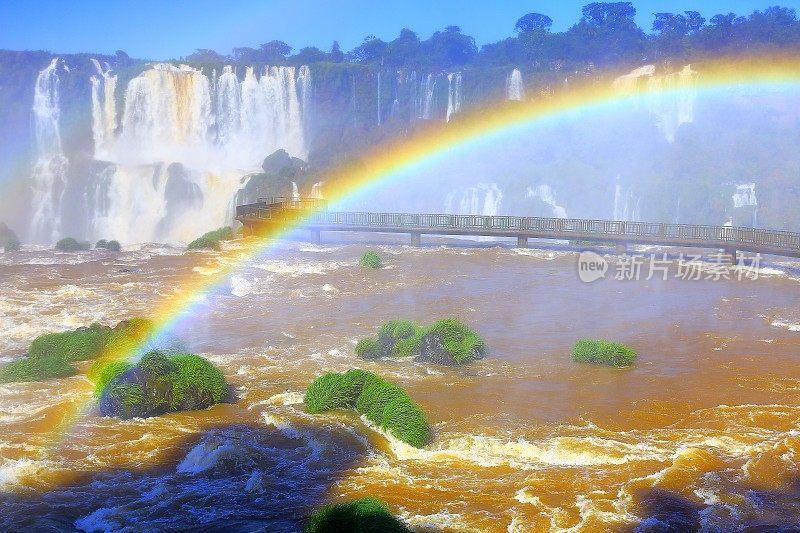 令人印象深刻的伊瓜苏瀑布，人行桥，彩虹，巴西阿根廷边境，南美