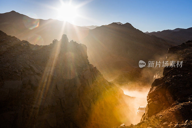 阳光洒在山峰上