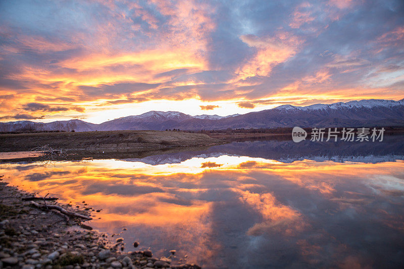 新西兰坎特伯雷地区奥普哈湖上的天空着火