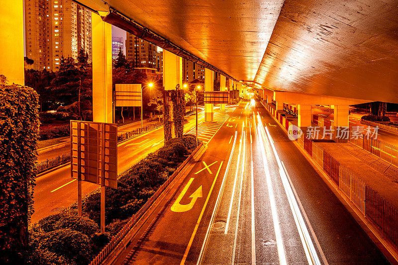 高速公路晚上