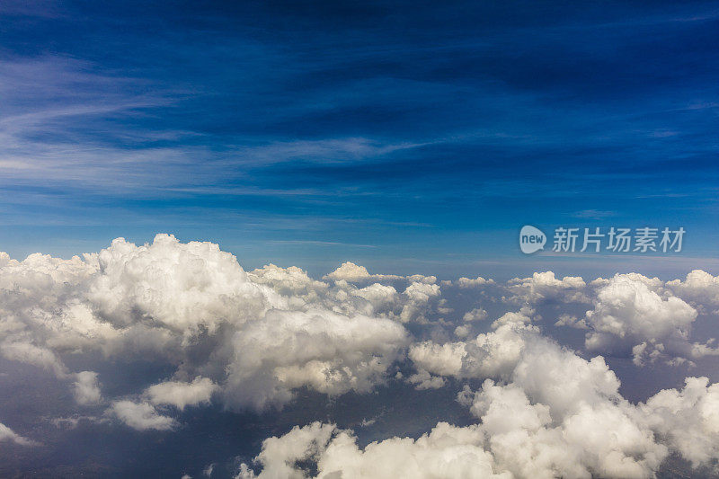 在巴拿马上空，一幅从飞机窗口拍摄的云图。