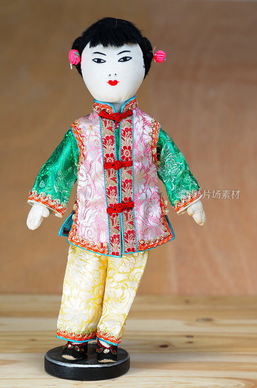穿着传统服装的中国娃娃