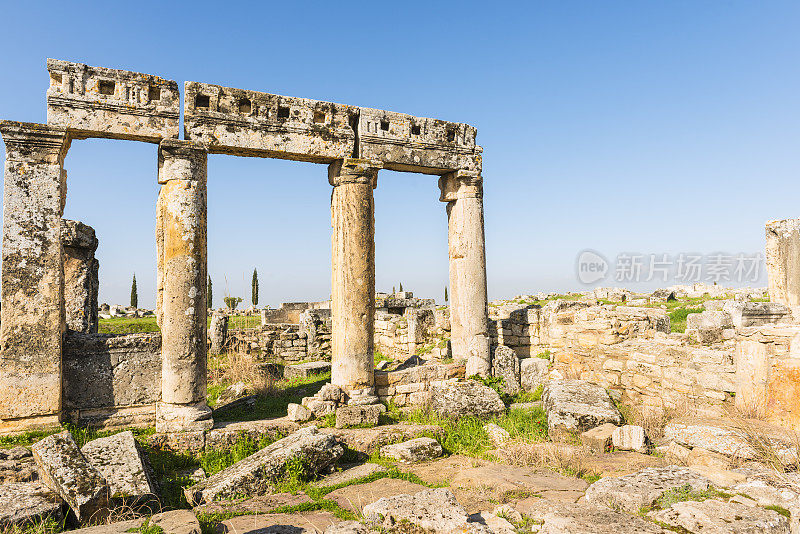 希拉波利斯矗立的石柱和一座古城的废墟