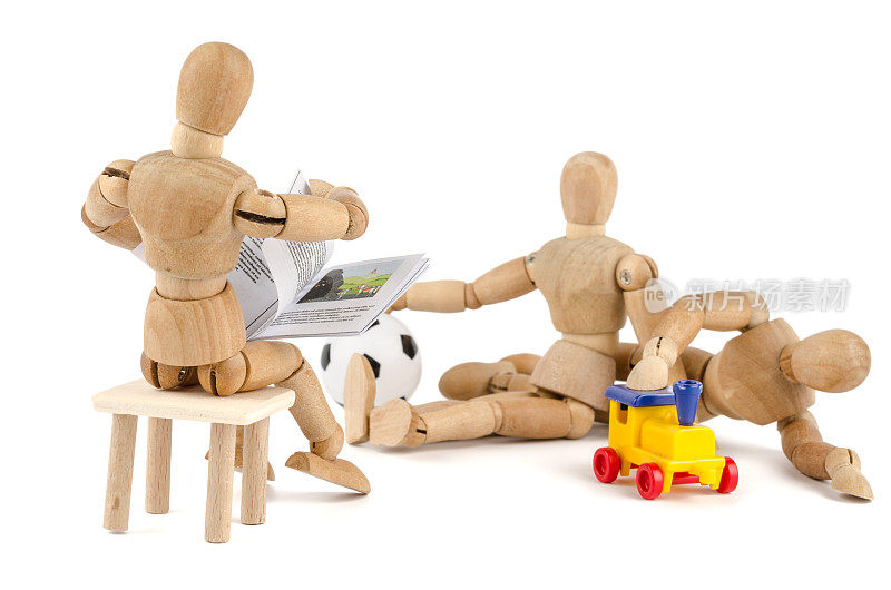 孩子们喜欢听讲故事的木制人体模型