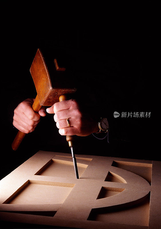 工匠的手用木槌和凿子