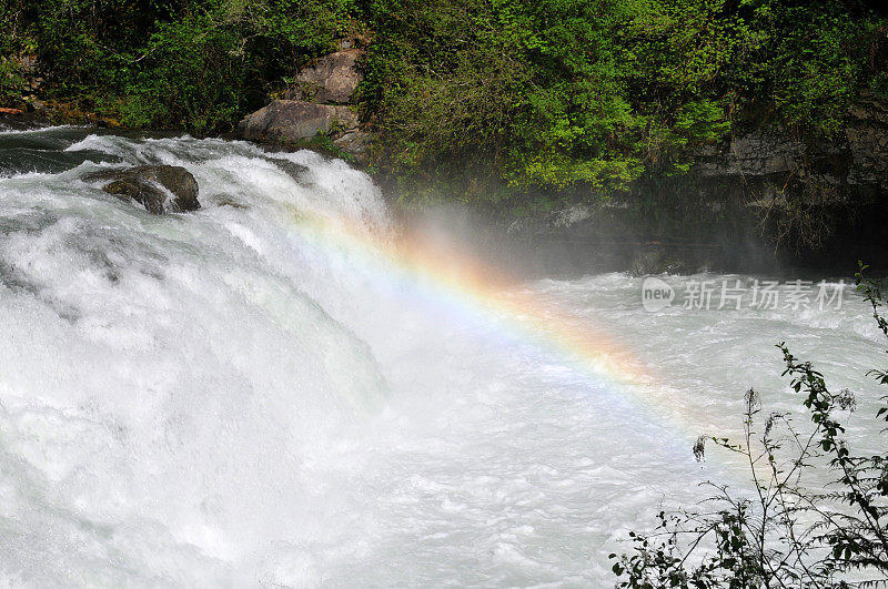 瀑布和彩虹