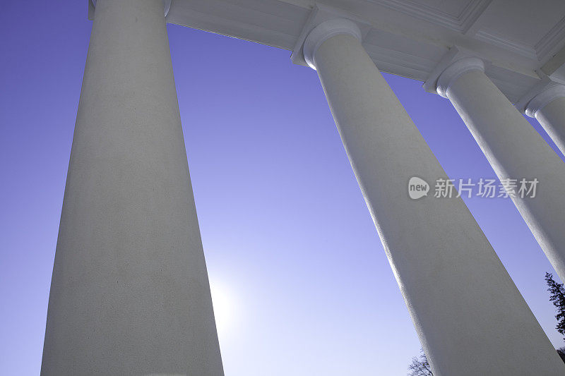 白色的柱子和蓝色的天空