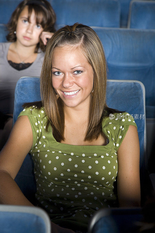 年轻女子在电影院