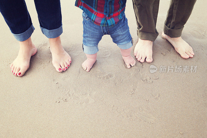 海滩上的家庭足部