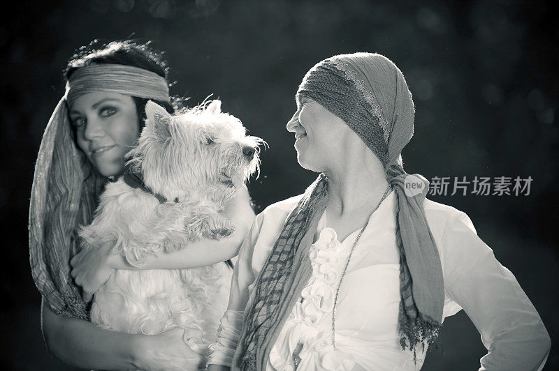 两个吉普赛女人和一只狗
