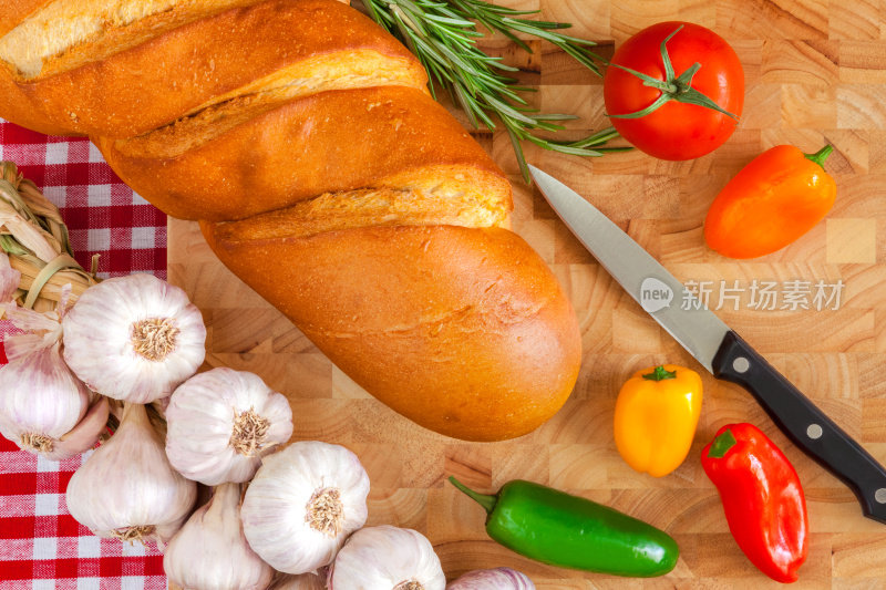 大蒜，面包，辣椒，西红柿，切菜板上的刀(P)