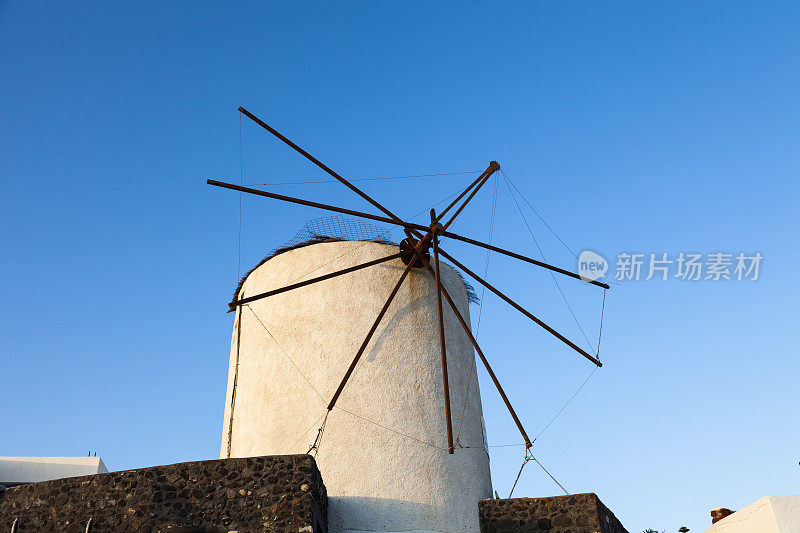 风车在圣托里尼岛