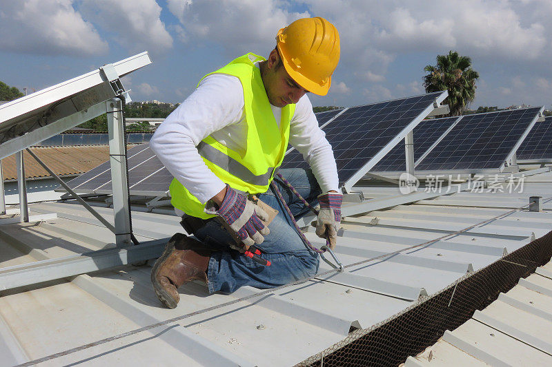 太阳能安全-工人捆绑自己