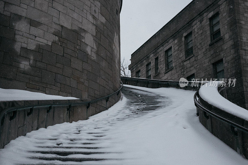 圣约瑟夫讲堂的楼梯上覆盖着积雪