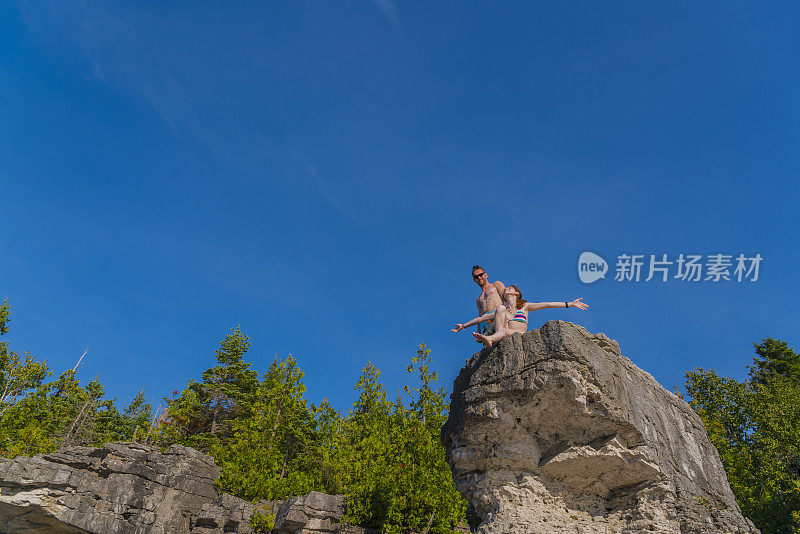 托博莫里的悬崖上，一名年轻男子和一名少女