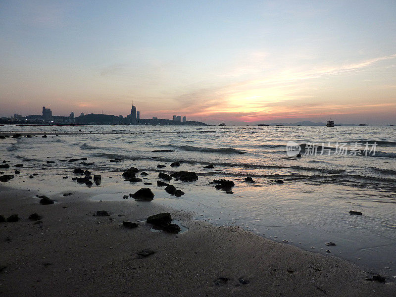 夕阳下的芭堤雅海滩，泰国