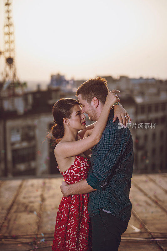 一对年轻夫妇在巴黎的屋顶上表达爱意