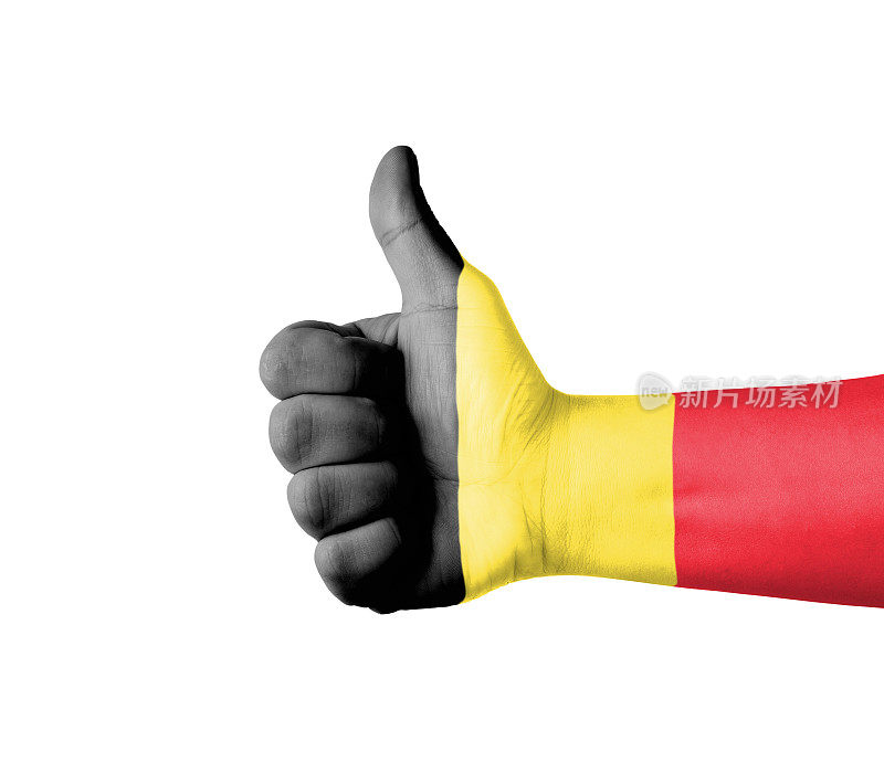 手竖起大拇指，绘比利时国旗