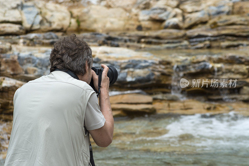 摄影师拍摄岩石和水的Ziljica河。