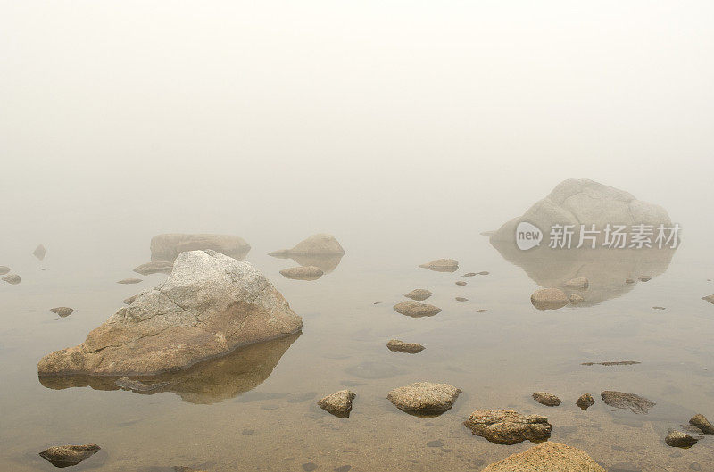 迷雾湖与花岗岩巨石