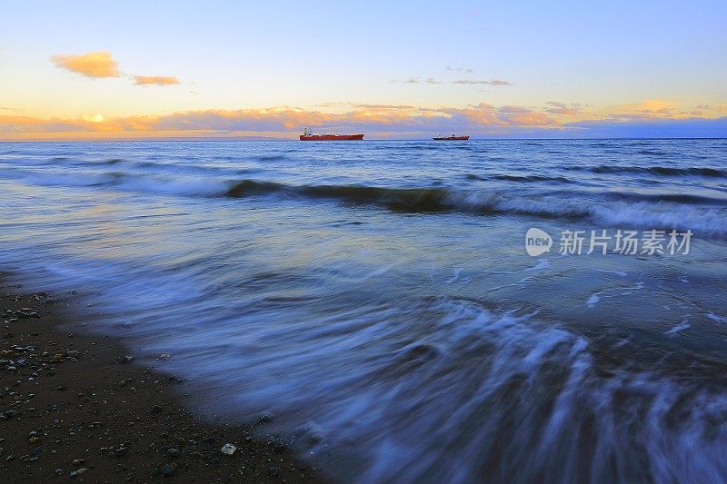 模糊的长曝光日落:麦哲伦海峡海岸，南极巴塔哥尼亚