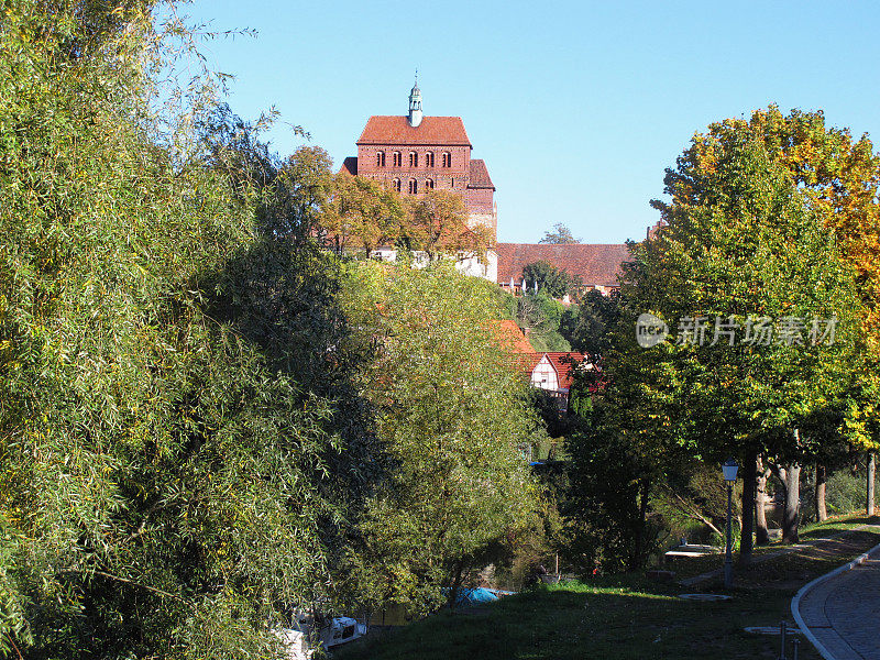 哈维尔堡(德国，萨克森-安哈尔特)的城市景观与哈维尔河