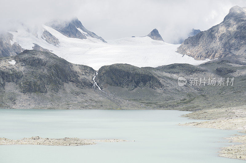 Kvitevatnet湖，Uranosbreen冰川和Jotunheimen山峰