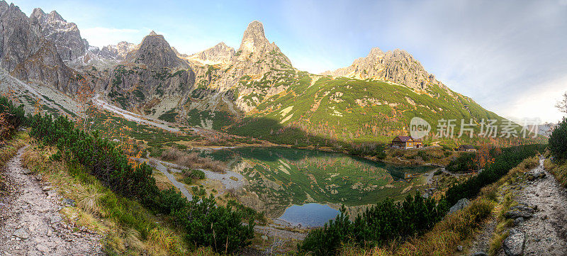 群山和树木倒映在欧洲湖中的全景