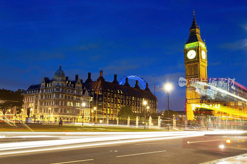 伦敦大本钟附近的国会广场上的交通灯轨迹