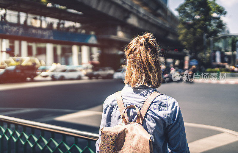 年轻女子探索曼谷的街道