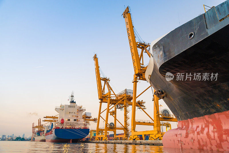 集装箱船舶和货物物流在亚洲的港口，