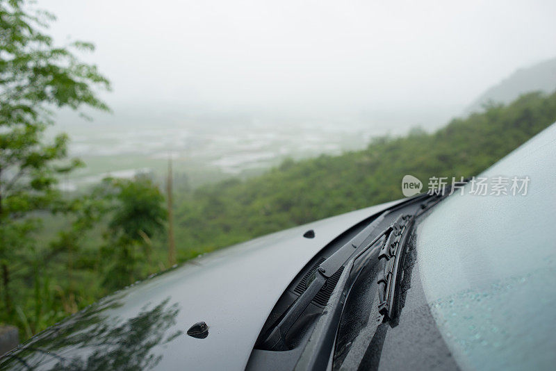 汽车挡风玻璃和雨刷在寒冷和潮湿的地方